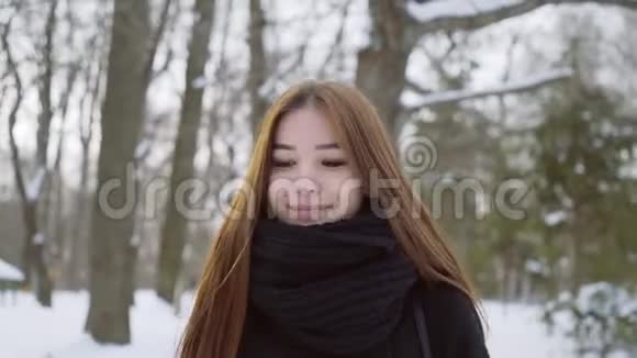 一幅漂亮漂亮女孩的肖像冬天的乐趣在露天漫步视频的预览图