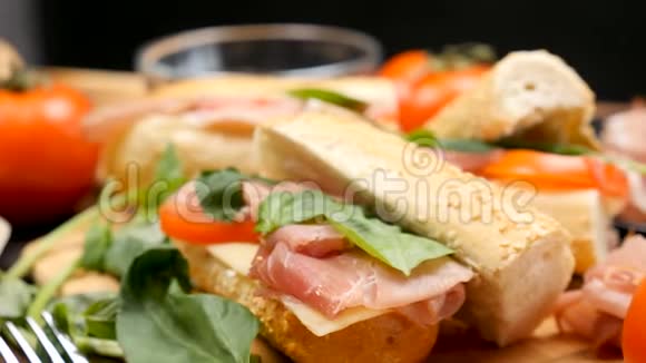 厨房用意大利火腿奶酪和西红柿做成的健康美味三明治视频的预览图
