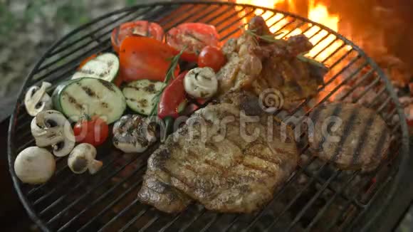 蔬菜和肉烤西葫芦西红柿大蒜蘑菇辣椒在一个圆烤架猪肉肉小牛肉视频的预览图