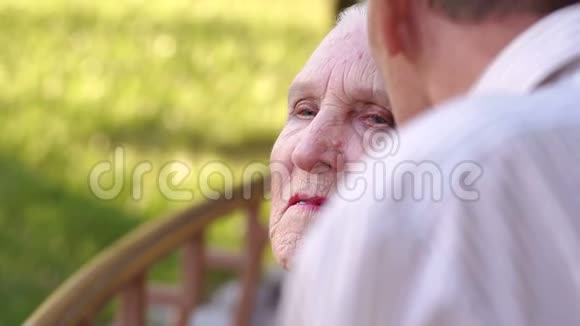 爷爷在公园里亲吻他的老妻子特写视频的预览图