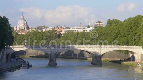 横跨提伯河的桥梁交通罗马城市景观与梵蒂冈教堂穹顶视频的预览图