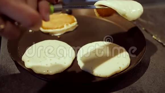 女人煮煎饼加油视频的预览图