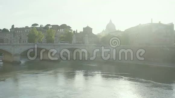 阳光明媚的罗马美丽的老城美景桥横跨宽阔的河流视频的预览图