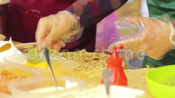 街头美食节的不健康食品厨师把蛋黄酱放在一顿饭里油脂视频的预览图