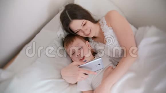 妈妈和儿子在手机上自拍视频的预览图