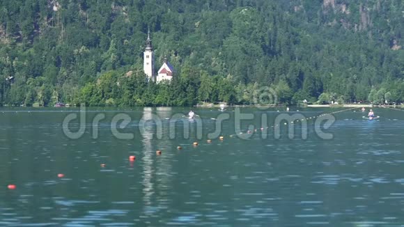 熟练的运动员在斯洛文尼亚美丽的布莱德湖上划船健康的生活方式视频的预览图
