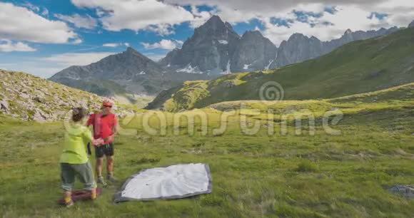 几个人在山上搭了个露营帐篷时间流逝阿尔卑斯山上的历险记在后山的雄伟山峰视频的预览图