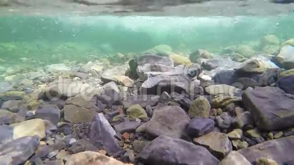 慢动作水下落石池视频的预览图