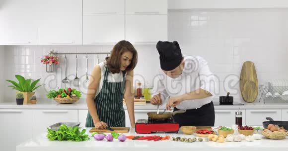 厨师教亚洲女学生如何做饭视频的预览图