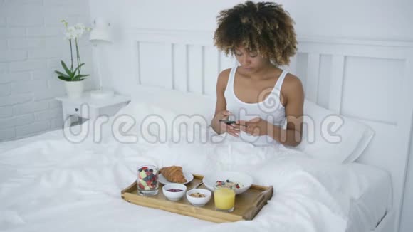在早餐时使用电话的女人视频的预览图