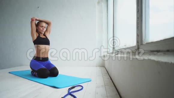 漂亮的女人做运动训练双手伸展和呼吸控制视频的预览图
