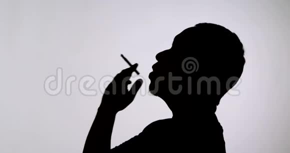 吸烟者剪影欣赏香烟视频的预览图