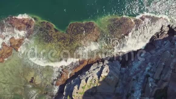 岩石海岸的美丽景色海滨景观视频的预览图