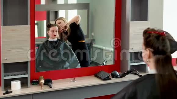 女理发师与年轻的美容师共用棕色长发视频的预览图