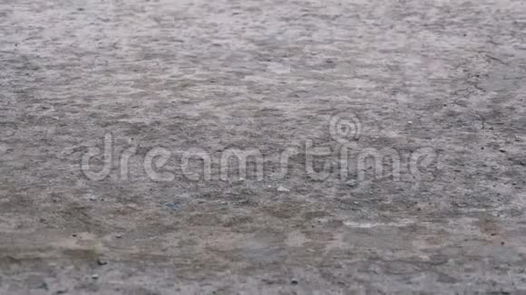 雨水落在路面上形成一个水坑时间流逝视频的预览图