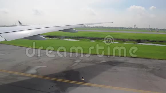 飞机正在机场跑道上行驶飞机的机翼穿过窗户视频的预览图
