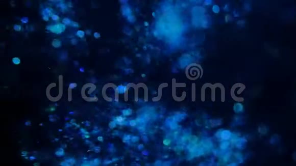 蓝色在黑色背景上模糊地闪闪发光视频的预览图