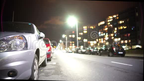 汽车停在现代住宅区附近晚上交通视频的预览图
