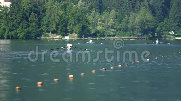 三个强壮的人在美丽的湖上划船水上运动和训练视频的预览图