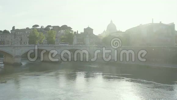 日出的光束穿透古城老桥过河慢动作视频的预览图