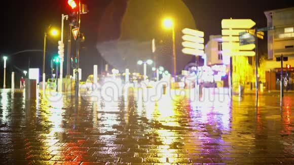 汽车在街上行驶傍晚时分在市区秋天多雨的天气视频的预览图