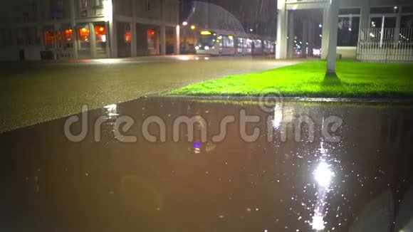 现代无轨电车在下雨的晚上在街上移动城市生活梅卡斯特视频的预览图