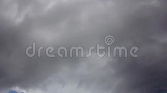 蓝天上快速移动的云时间推移视频的预览图