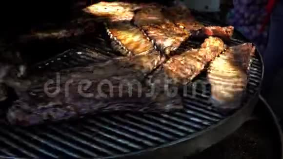 在大型烧烤门上烹煮猪肉边排骨视频的预览图