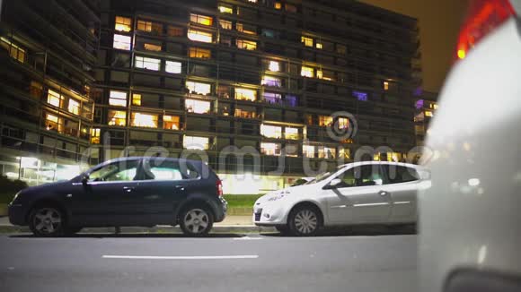 汽车停在现代住宅区前房地产生意视频的预览图