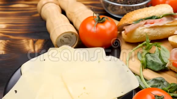 四份健康美味的三明治放在桌上的木板上视频的预览图