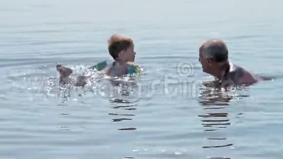 祖父和孙子在咸湖洗澡视频的预览图