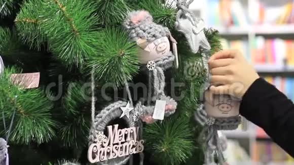 圣诞树上的圣诞软玩具猪年视频的预览图
