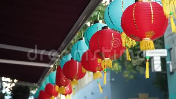 下午中国灯笼在风中摇摆东方的红蓝两种颜色的纸灯随着视频的预览图