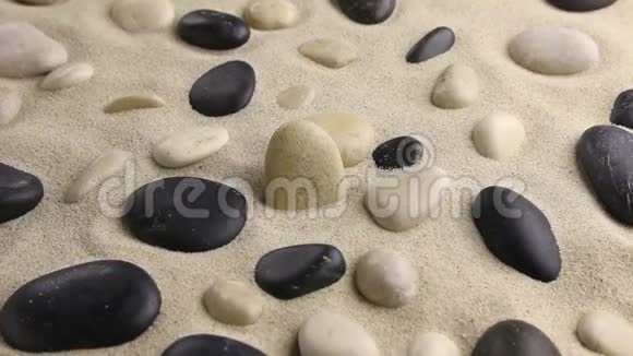 一块白色的石头在沙中矗立在石头花园里视频的预览图