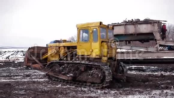 拖拉机穿过泥浆视频的预览图
