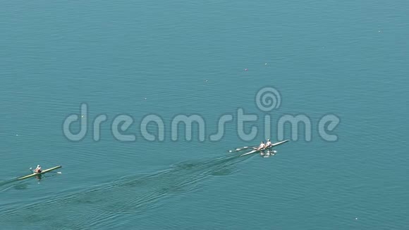 团队划水跨湖专业划艇运动比赛的最高景观视频的预览图