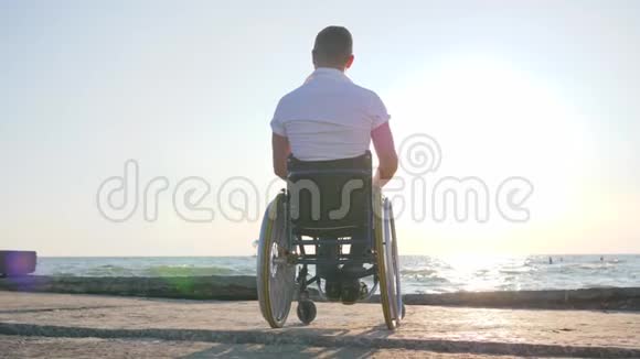 怀孕女孩用轮椅扶着残疾人视频的预览图