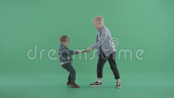 两个男孩把平板电脑往相反的方向拉视频的预览图