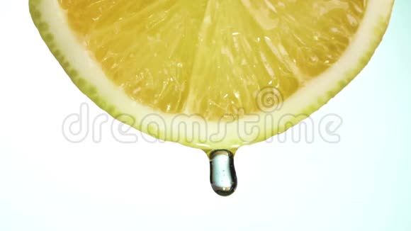 一片柠檬片一滴缓缓落下鲜果的概念视频的预览图