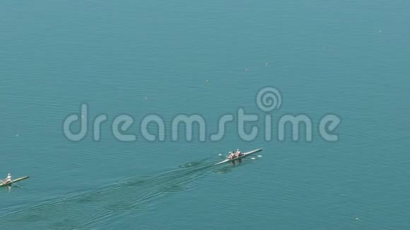 划船训练专业划船者享受水上运动暑假视频的预览图