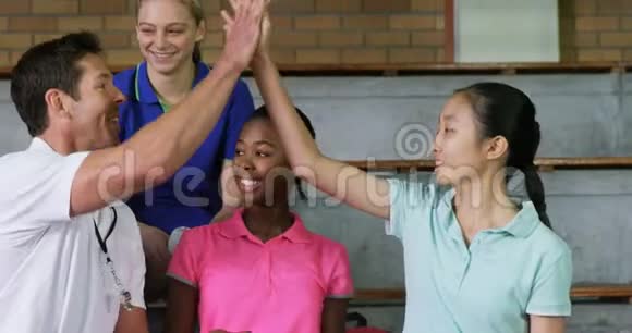 排球教练给女运动员4k视频的预览图