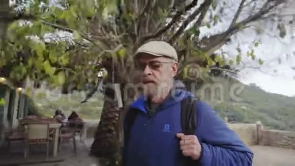 西班牙瓦尔德莫萨村中世纪街道上的一位老人视频的预览图
