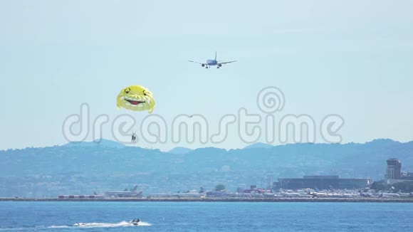 受欢迎的避暑胜地人们在海上航行飞机降落在跑道上视频的预览图