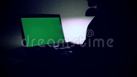 视频Chroma键单身成人在笔记本电脑上打字视频的预览图
