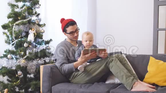 圣诞快乐家庭使用数码平板电脑视频的预览图