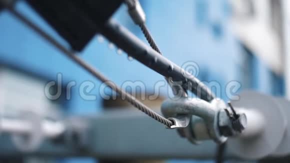 与钢缆连接框架金属零件的特写视频的预览图