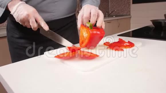 烹饪理念年轻人在厨房里切蔬菜视频的预览图