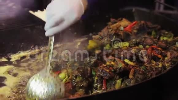 用蔬菜烹制油炸肉亚洲传统美食视频的预览图