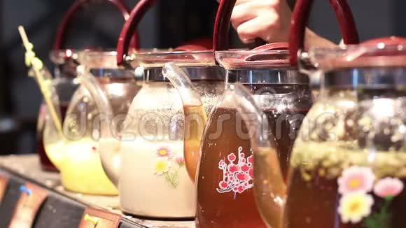 装饰玻璃茶壶的背包焦点镜头节日的各种草药茶视频的预览图