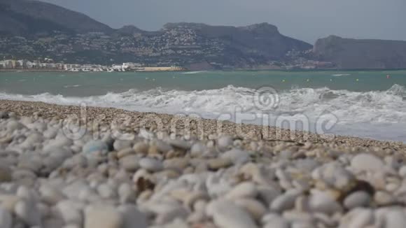空的卵石滩和波涛汹涌的大海视频的预览图